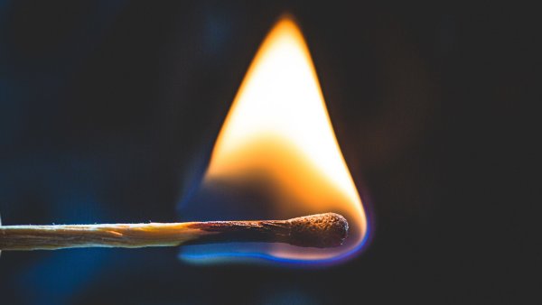 Горящая спичка