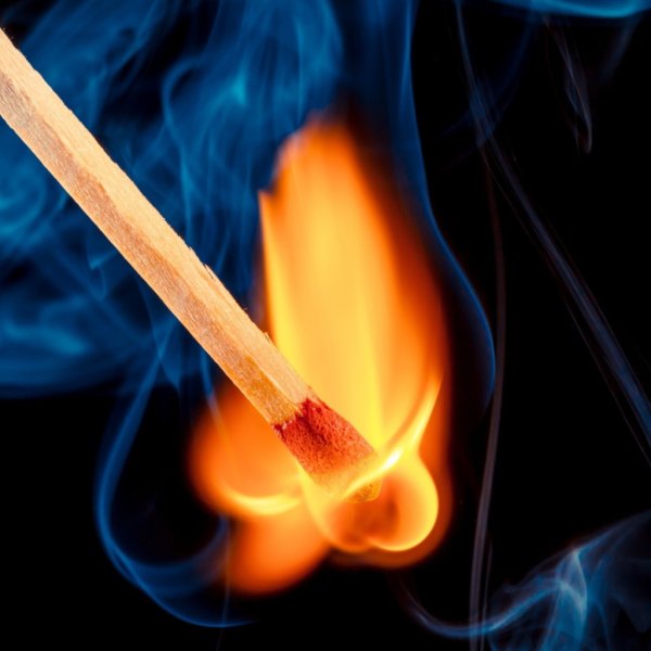 Спичка с огнем