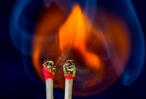 Горящие спички