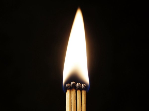 Горящая спичка