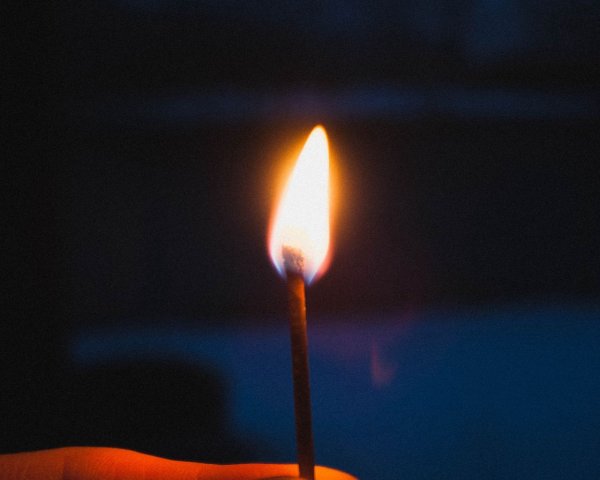 Спичка с огнем