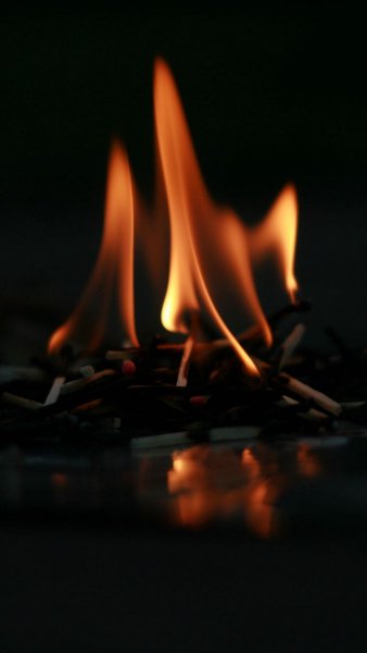 Спичка горит