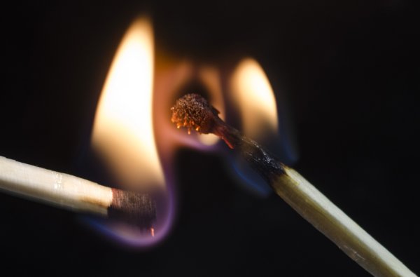 Горящая спичка