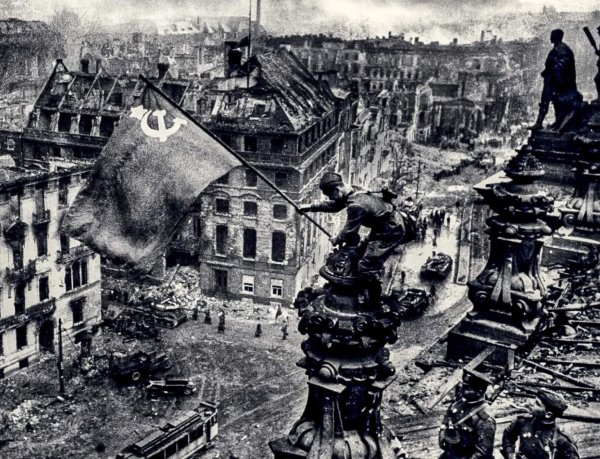 Евгения Халдея "Знамя Победы над Рейхстагом