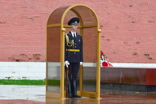 Почётный караул у вечного огня в Москве