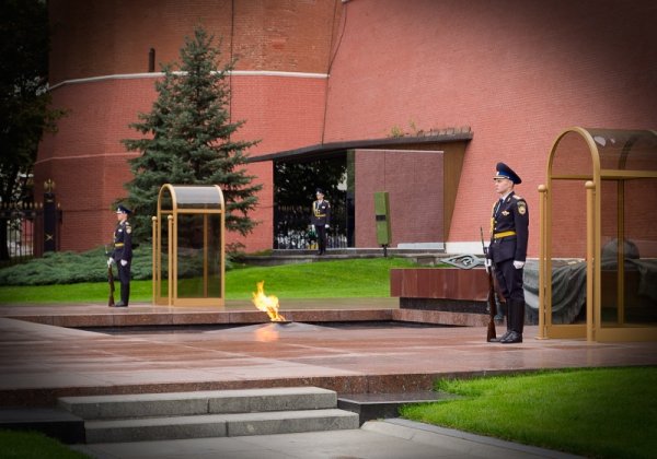 Почётный караул у вечного огня в Москве