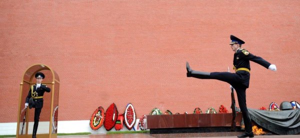 Смена почетного караула у мавзолея Ленина в Москве