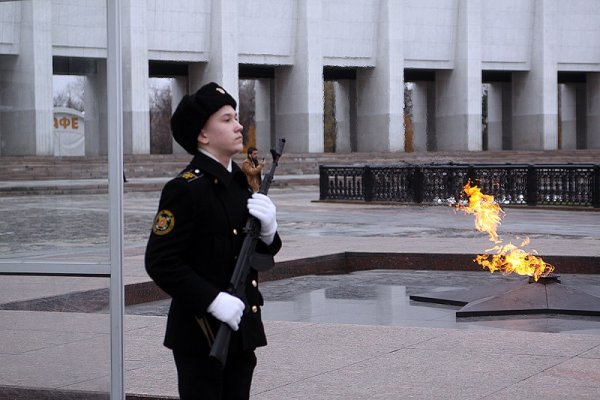 Почётный караул у вечного огня в Москве на Поклонной горе