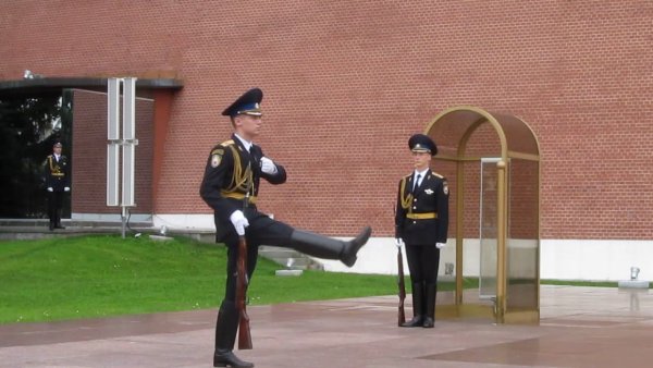 Вечный огонь в Москве на красной площади с караулом