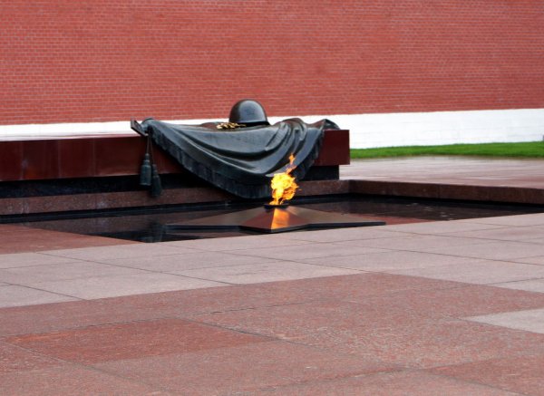 Вечный огонь на красной площади в Москве