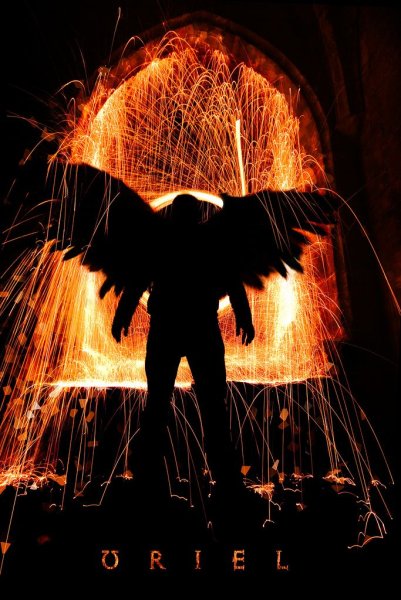 Человек с огненными крыльями