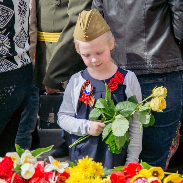 Цветы на памятнике ребенку