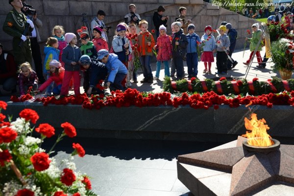 Дети возлагают цветы к памятнику