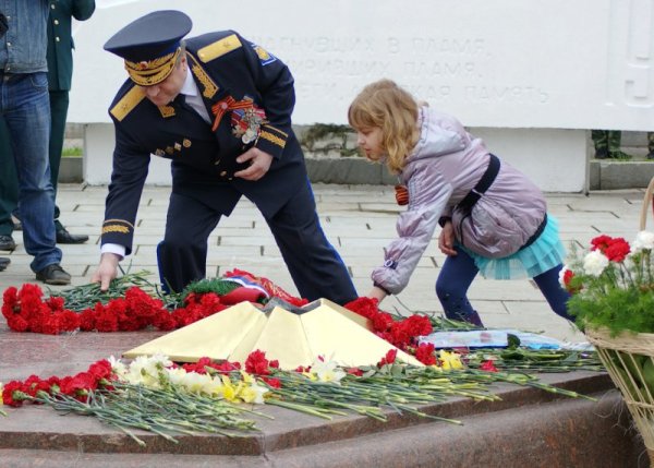 Ветераны и дети у вечного огня