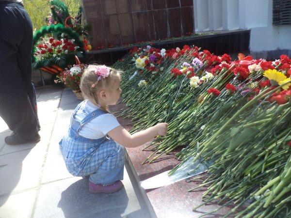 Дети возлагают цветы на 9 мая