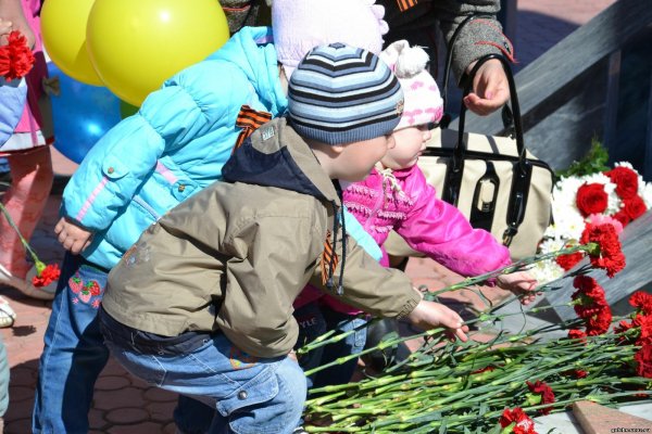 Дети возлагают цветы