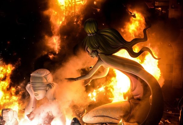 Подливать масло в огонь