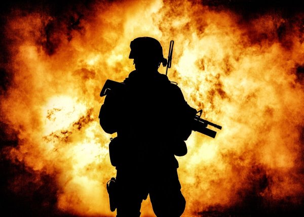 Солдат на фоне взрыва