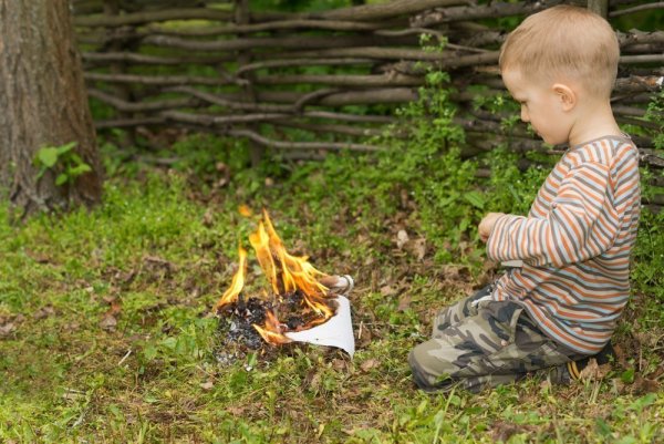 Дети играющие с огнем