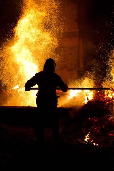 Пожарный в огне