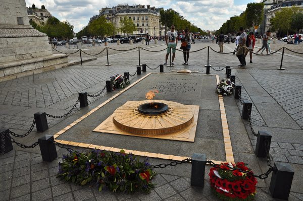 Триумфальная арка Париж могила неизвестного солдата