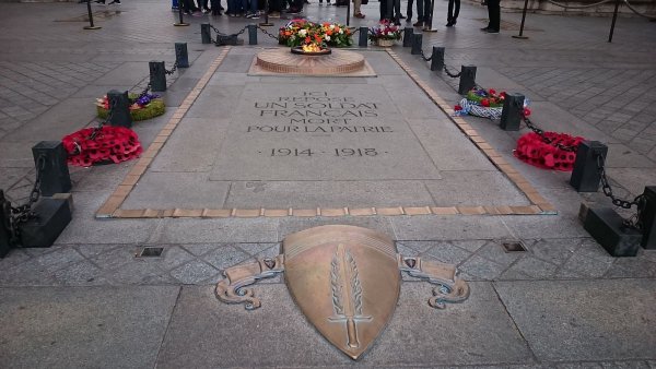 Вечный огонь в Париже у Триумфальной арки