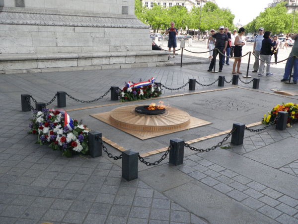 Вечный огонь в Париже у Триумфальной арки