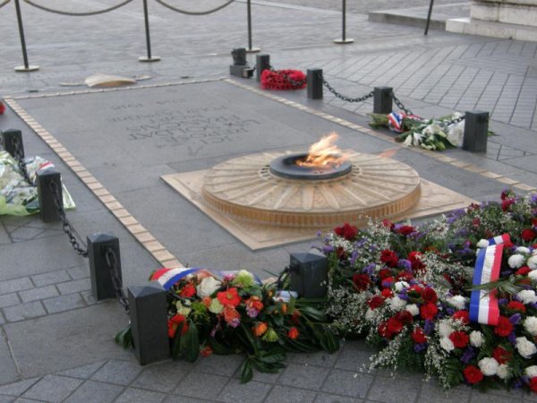 Вечный огонь у могилы неизвестного солдата в Париже