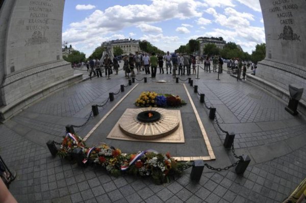 Вечный огонь в Париже у Триумфальной арки