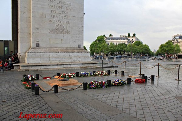 Вечный огонь в Париже у Триумфальной арки