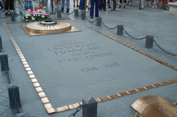 Триумфальная арка Париж могила неизвестного солдата