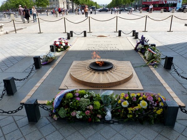 Вечный огонь в Париже у Триумфальной арки