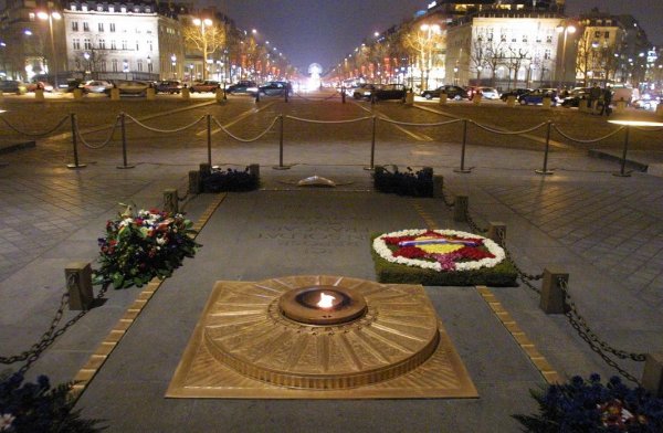 Вечный огонь в Париже у Триумфальной арки
