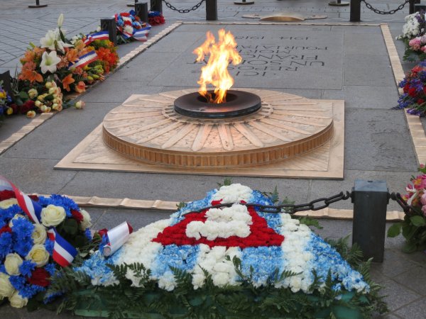 Вечный огонь в Париже