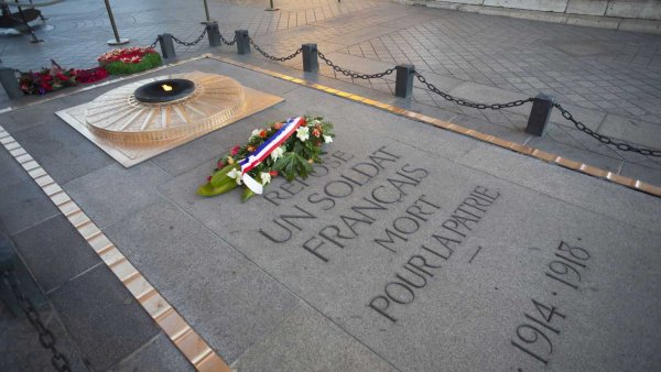 Триумфальная арка Париж могила неизвестного солдата