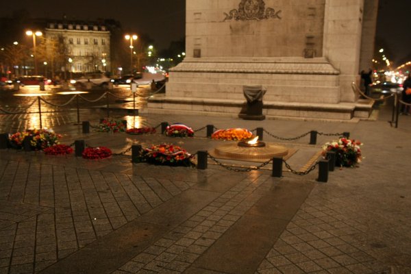 Триумфальная арка Париж могила неизвестного солдата