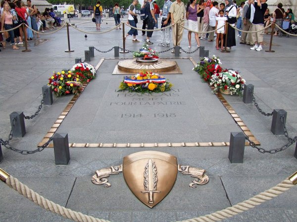 Могила неизвестного солдата в Париже под Триумфальной аркой