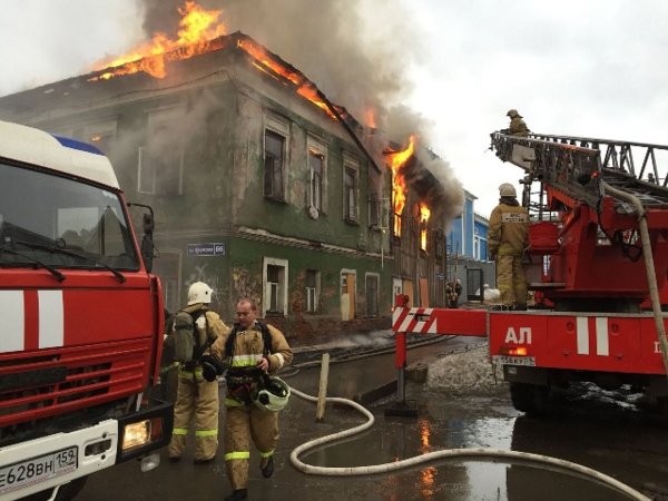 Горящий дом и пожарная машина