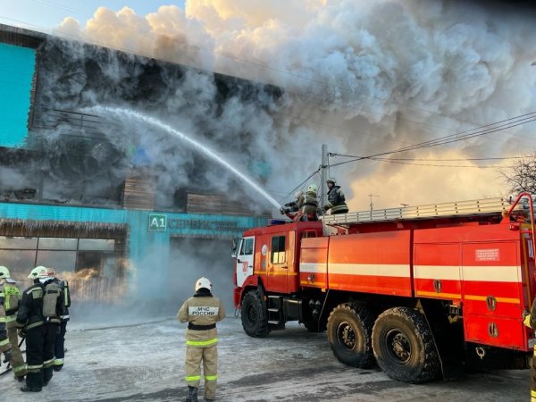 Пожарная машина тушит пожар