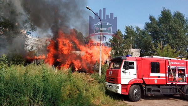 Пожарная машина на пожаре