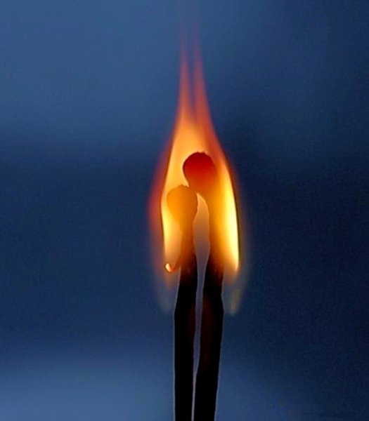 Две горящие спички