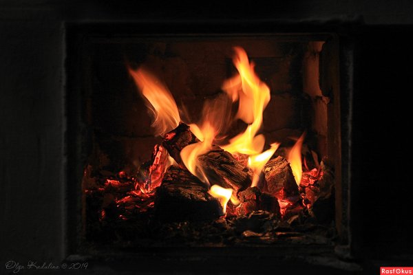 Вьётся в тесной печурке огонь