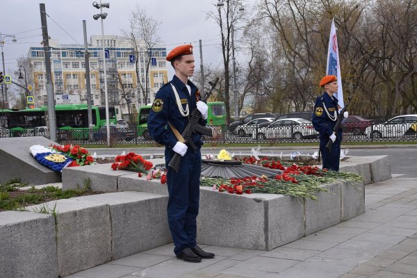 Вечный огонь Екатеринбург площадь Коммунаров