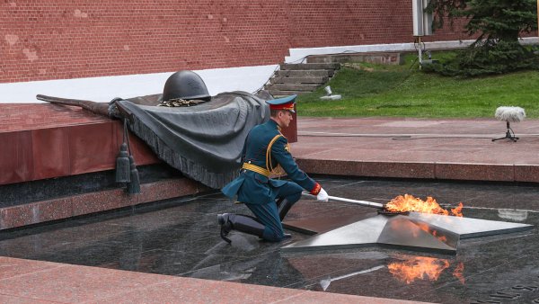 Вечный огонь на могиле неизвестного солдата