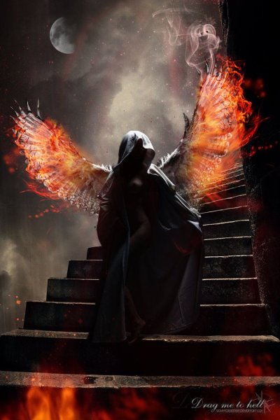 Человек в капюшоне с крыльями