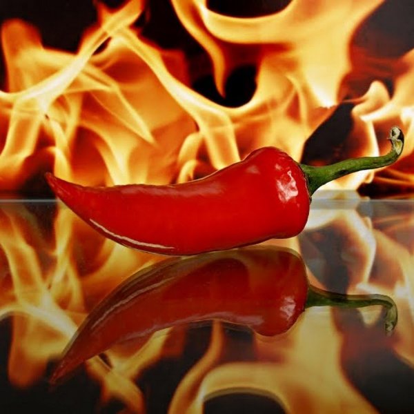 Перец Чили на фоне огня