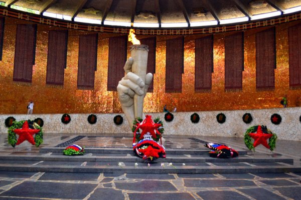 Мемориал вечный огонь Волгоград Мамаев Курган