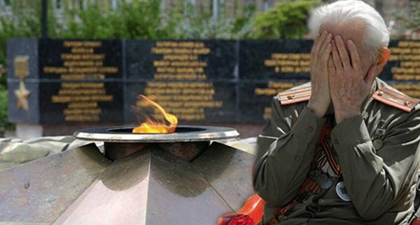 Ветеран плачет у вечного огня