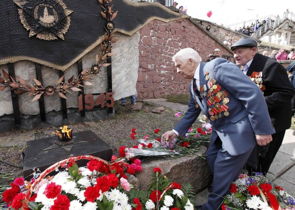 Ветеран у обелиска