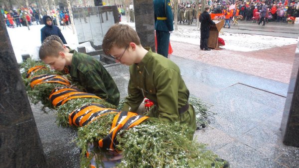 Солдат плачет у Святого огня